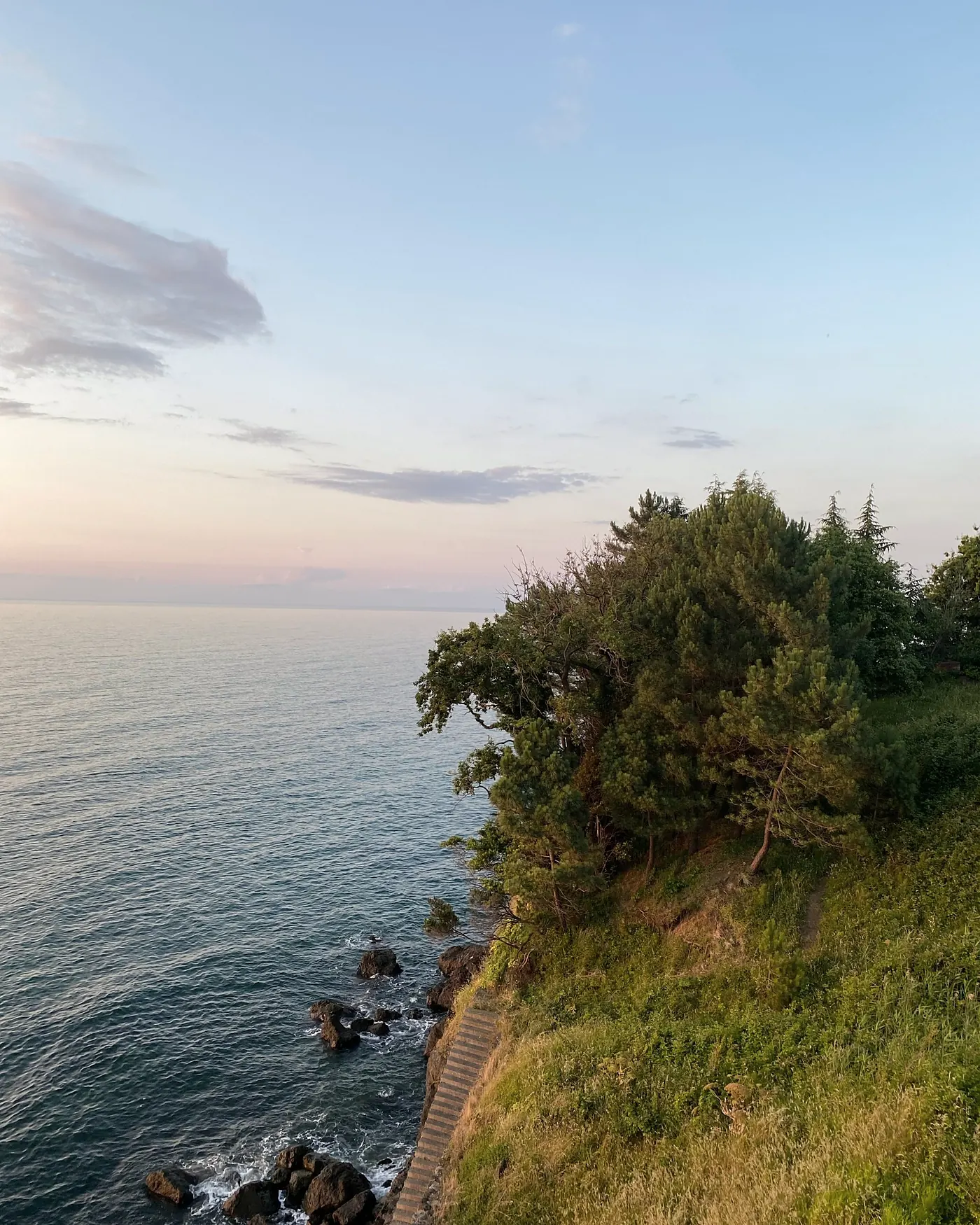 Ruhige Küste im weichen Abendlicht